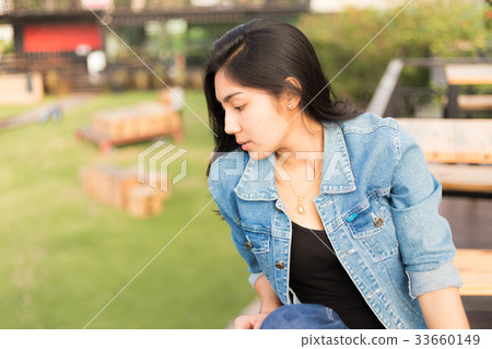Beautiful young Asian woman in the cafe 33660149