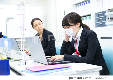 抓住了冷的OL商人Salaryman辦公室圖像企業圖像的女性僱員 抓住了冷的OL商人Salaryman辦公室圖像企業圖像的女性僱員 33662688