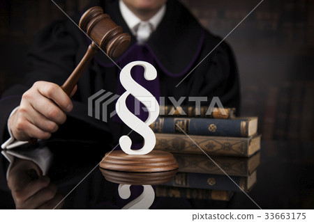 Striking mallet, Judgment concept, book background Striking mallet, Judgment concept, book background 33663175