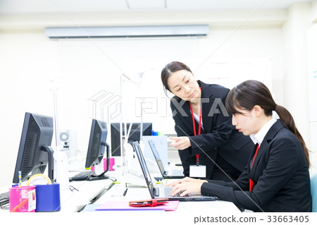 Female employee OL newcomer education businessman salary man computer office image business image 33663405
