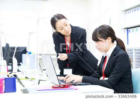Female employee OL newcomer education businessman salary man computer office image business image 33663406