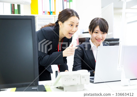 Female employee OL newcomer education businessman salary man computer office image business image 33663412