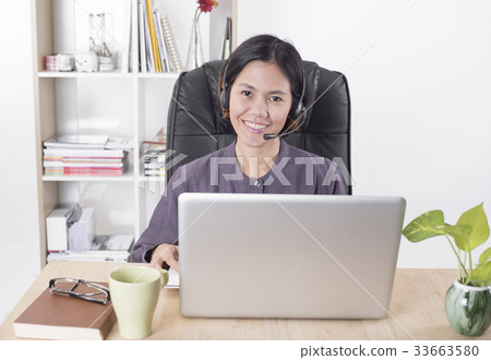 women customer support operator with headset 33663580