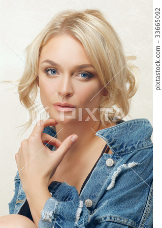 High key portrait of attractive wooman High key portrait of attractive wooman 33665092