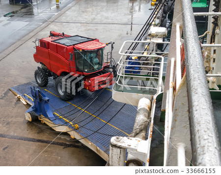 loading of a combine 33666155