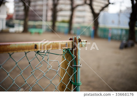 生鏽的籬笆和公園 33668176