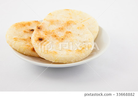 Roasted traditional Colombian white corn arepa 33668882