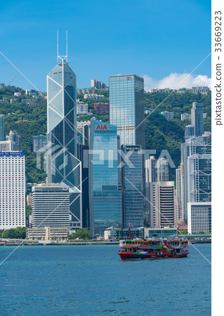 香港摩天大樓和天星小輪垂直構成 香港摩天大樓和天星小輪垂直構成 33669223