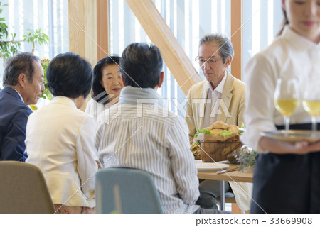 Senior-Meals-Alumni 33669908