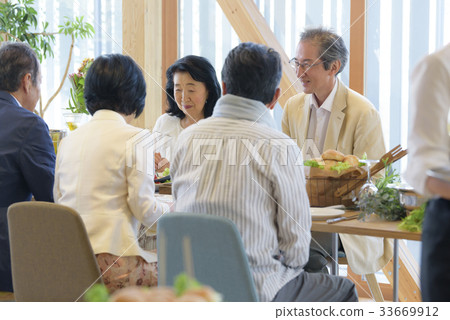 Senior-Meals-Alumni 33669912