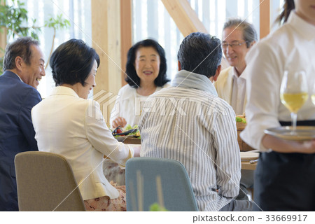 Senior-Meals-Alumni 33669917