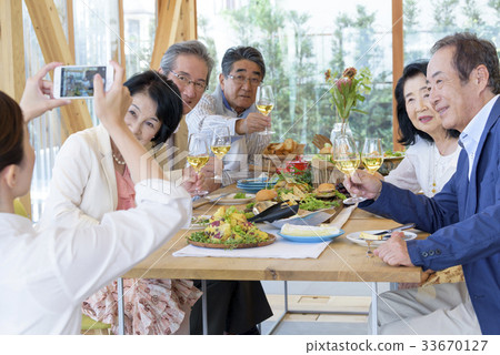 Senior-Meals-Alumni 33670127