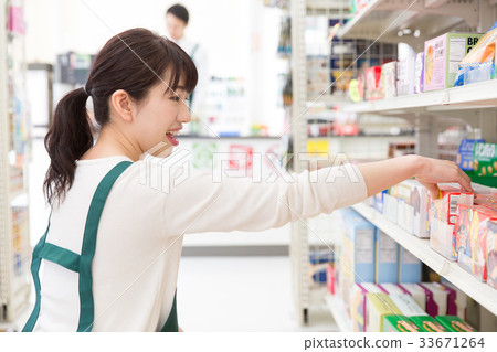 店鋪便利店產品送貨女店員工作 33671264