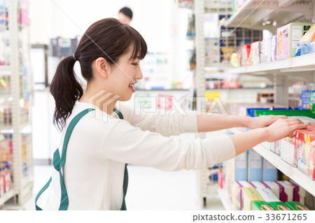 店鋪便利店產品送貨女店員工作 33671265