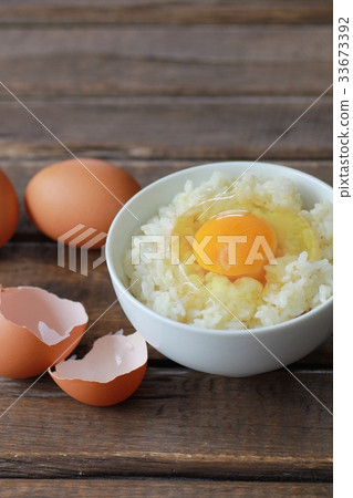 生雞蛋和紅皮雞蛋混合米飯 33673392