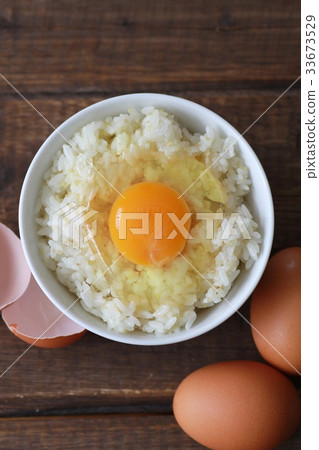 生雞蛋和紅皮雞蛋混合米飯 33673529