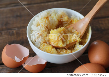 生雞蛋與米飯和紅皮雞蛋混合 生雞蛋與米飯和紅皮雞蛋混合 33673577