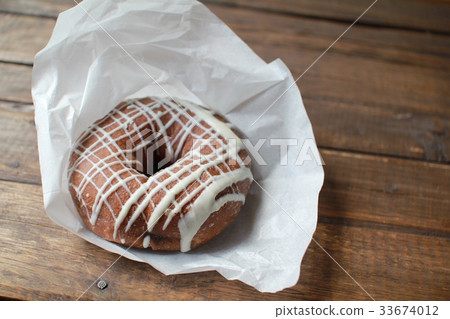 蓬鬆的巧克力甜甜圈淋上白巧克力 33674012