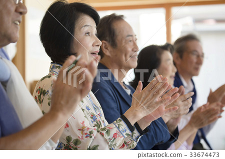 Senior applause 33674473