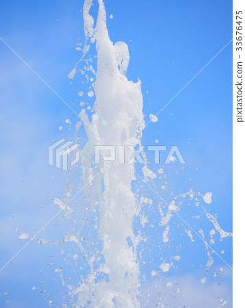 A fountain 33676475