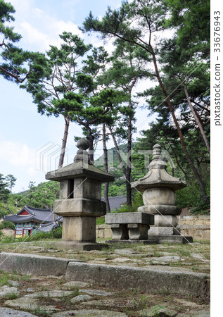 Jiokhae Shrine Buddhist temple and stone lantern, Eoam temple, Cheonboksan, Yangju city, Gyeonggi-do, Korea 33676943