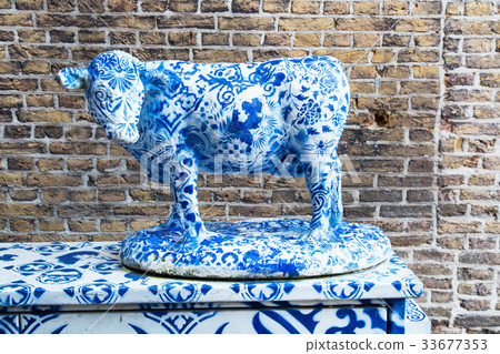 Blue Delft Porcelain cow sculpture in Delft 33677353