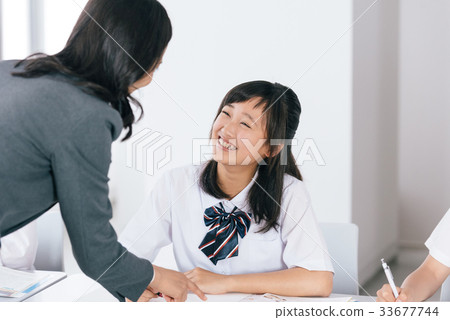 Junior high school student learning image 33677744