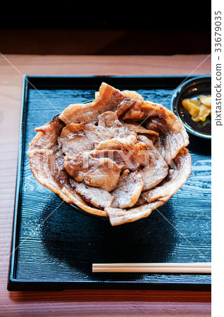 Buta Don - Japanese grilled pork on rice bowl 33679035