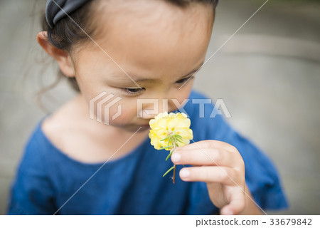 嗅到黃色花的氣味的女孩 嗅到黃色花的氣味的女孩 33679842