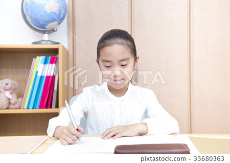 學習小學學生的女孩 33680363