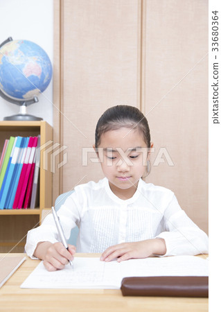 學習小學學生的女孩 33680364