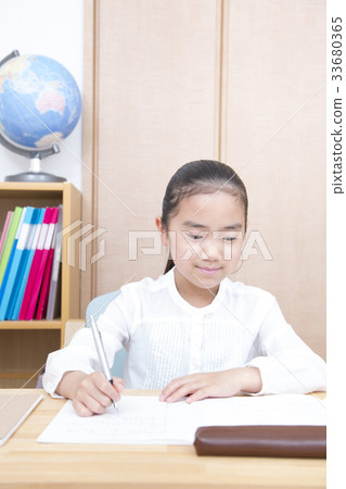 學習小學學生的女孩 33680365