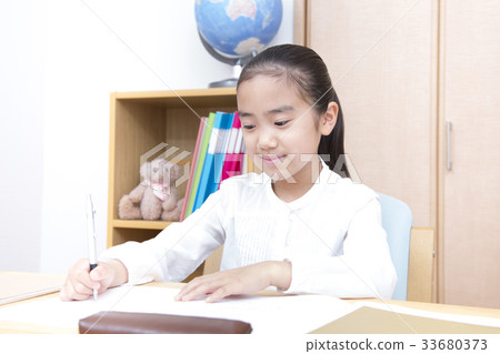 學習小學學生的女孩 學習小學學生的女孩 33680373