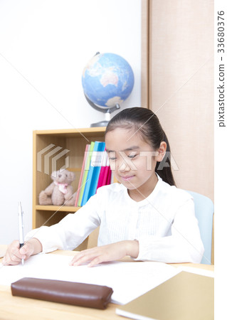 Girl studying elementary school student Girl studying elementary school student 33680376