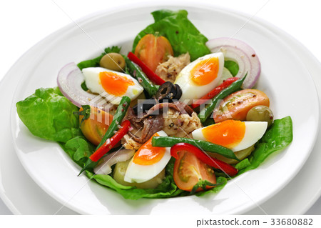 Nissoise salad 33680882