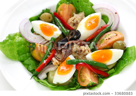 Nissoise salad 33680883