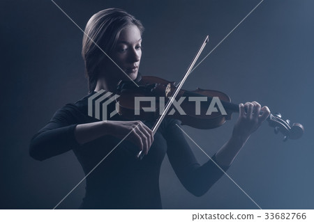 Flautist 33682766
