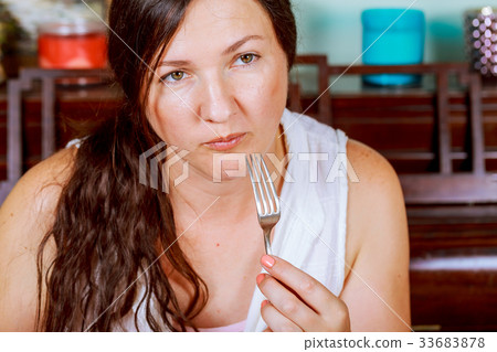 beautiful young woman eating in restaurant 33683878