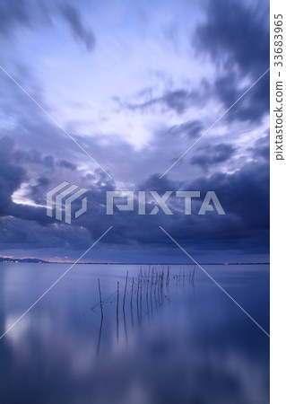 Flowing cloud 33683965