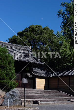 Kyoto Sinshin-in Temple Gyumon and the moon 33684564