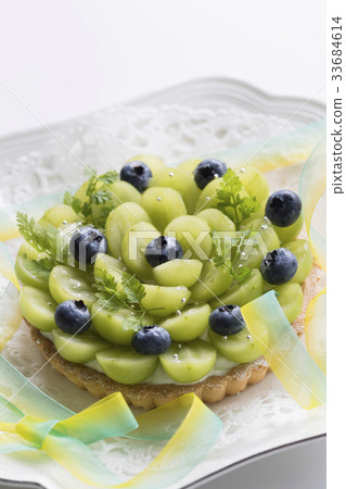 Muscat and blueberry tart 33684614