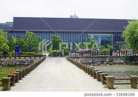 從岡山城參考橋看到的縣立圖書館 33686166