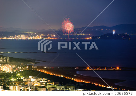 Enoshima night fireworks display 33686572