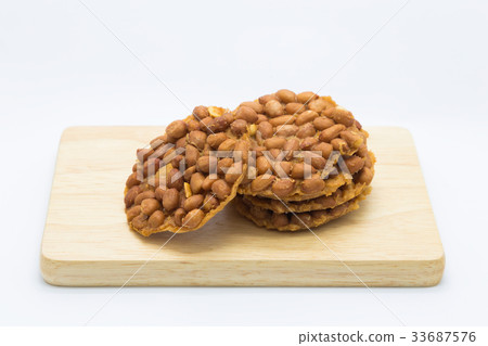Brown peanut cookie on wooden board Brown peanut cookie on wooden board 33687576