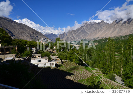 從一家旅館看見的美麗的山和村莊在Hunza Karimabad，巴基斯坦 33687789