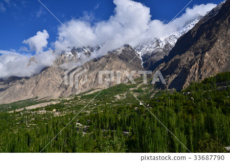Hunza Callibabar美麗的山和綠色在巴基斯坦 33687790