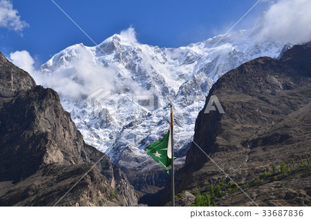 從巴基斯坦的Hunza Karimabad看到的Ultar峰和巴基斯坦國旗 33687836