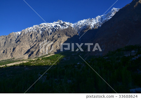 從Hunza Callibard看見的美麗的山和村莊在巴基斯坦 33688624