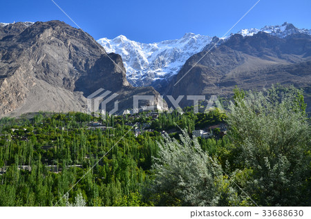 從Hunza Karimabad,巴基斯坦Baltit堡和Ultal峰看到的美麗的山脈和村莊和青綠 從Hunza Karimabad,巴基斯坦Baltit堡和Ultal峰看到的美麗的山脈和村莊和青綠 33688630