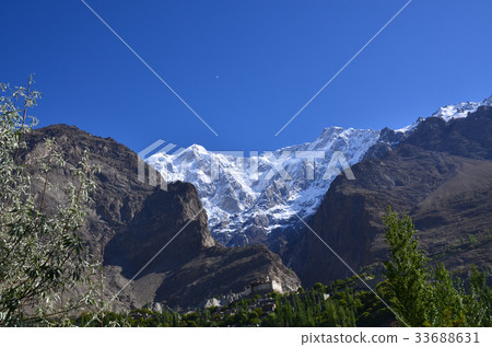 從Hunza Karimabad,巴基斯坦Baltit堡和Ultar峰看見的美麗的山和村莊 從Hunza Karimabad,巴基斯坦Baltit堡和Ultar峰看見的美麗的山和村莊 33688631